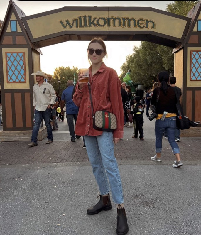 mulher pousando para a foto