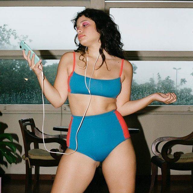 mulher com bíquini