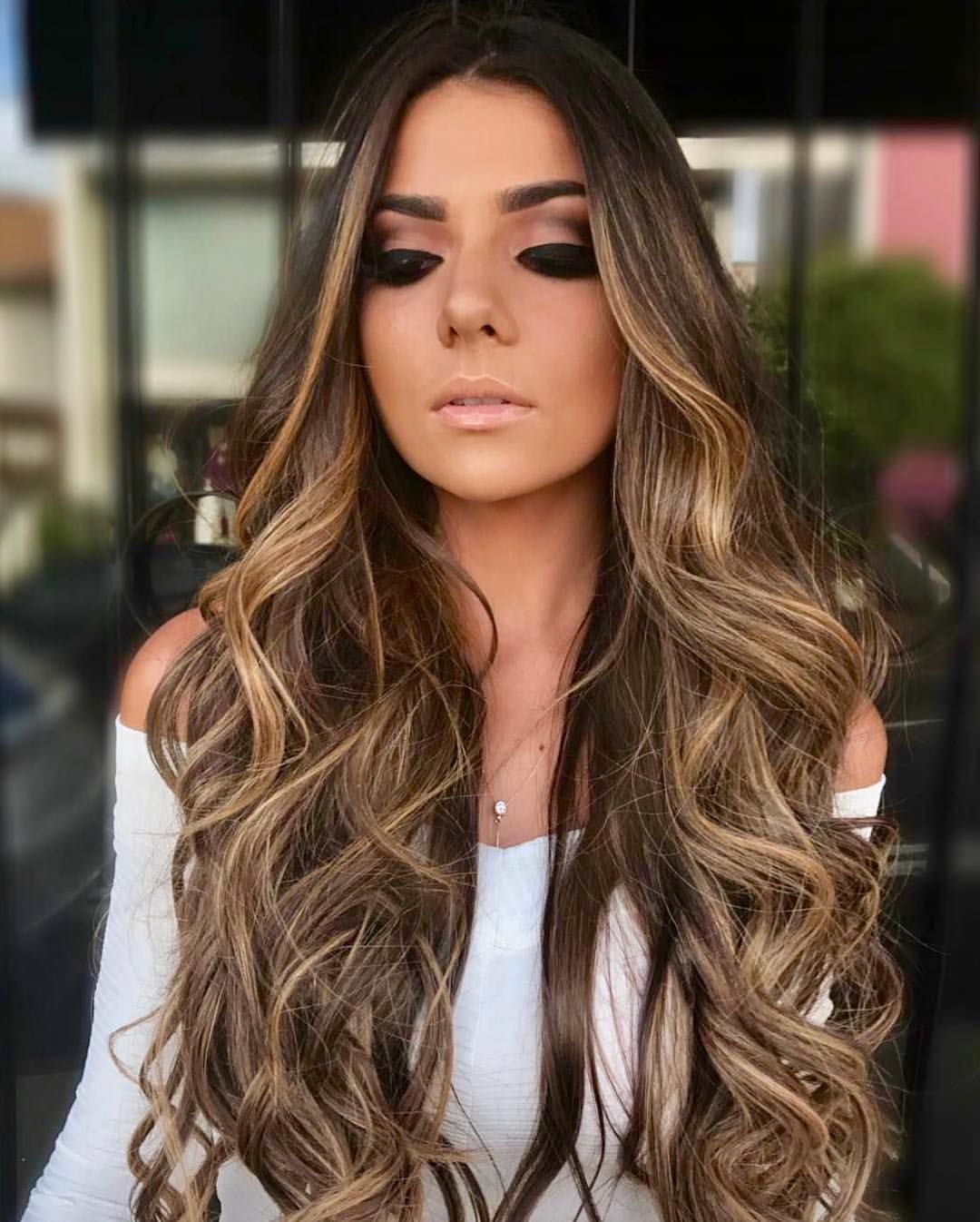 Cor De Cabelo Com Mechas Para Pele Morena Morena Iluminada A Cor De